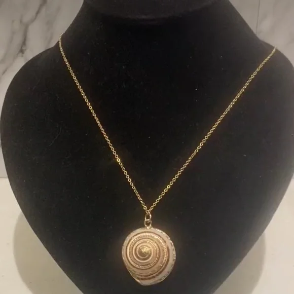 Elegant Gold Spiral shell Pendant Necklace - Picture 3 of 4